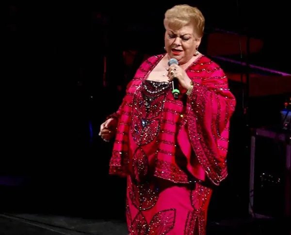 INSTAGRAM @paquitaoficialb Paquita la del Barrio interpreta una canción