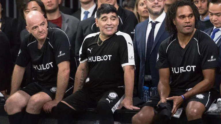 EFE Maradona junto a Infantino y Karembeu en un partido benefico