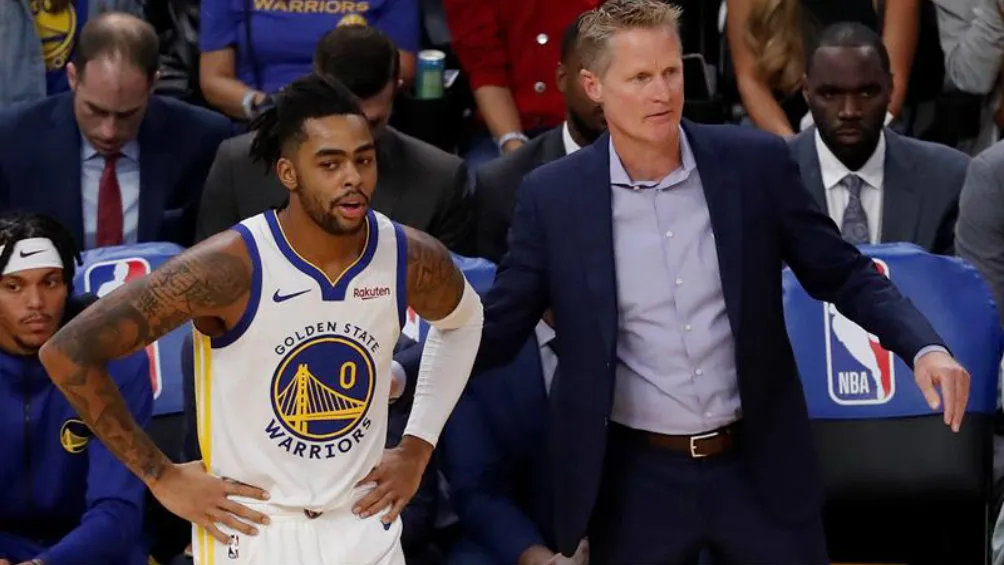 EFE D'Angelo Russell y Kerr en un juego de los Warriors