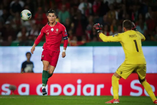 Ronaldo en el disparo del gol ante Luxemburgo