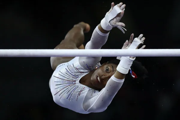 AP Simone Biles en acción en el Mundial de Gimnasia en Stuttgart