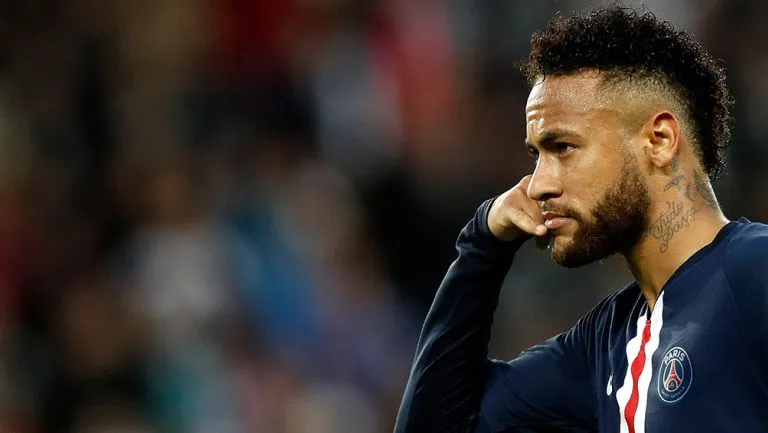 Neymar celebra un gol con PSG