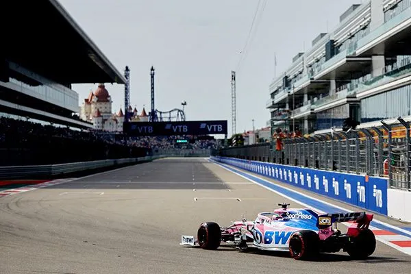 Sergio Pérez en la pista del Gran Premio de Rusia
