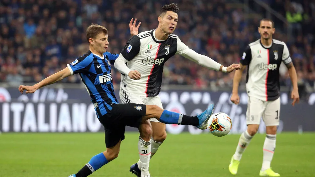 EFE Cristiano Ronaldo disputa el balón en el partido ante Inter