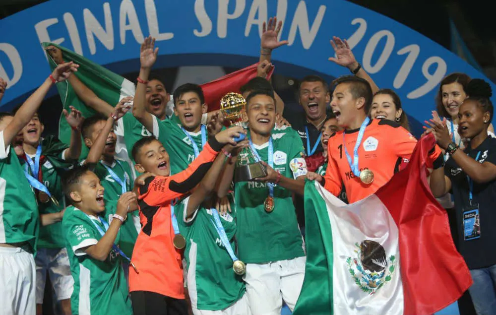 TWITTER @danonenationcup México levanta el Título del certamen