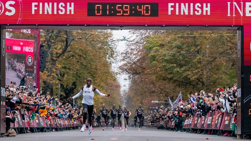 AP Eliud pasa la meta y firma un récord mundial