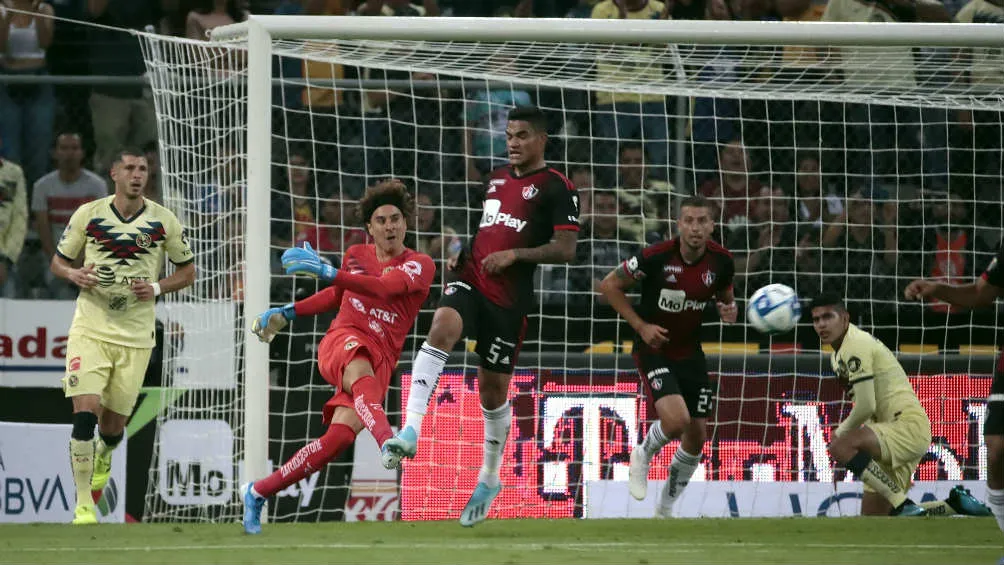 DANIEL GÁMEZ Guillermo Ochoa despeja durante el América vs Atlas