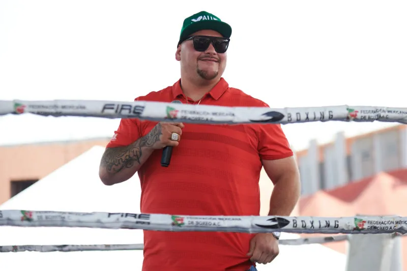 Andy Ruiz habla en un evento público