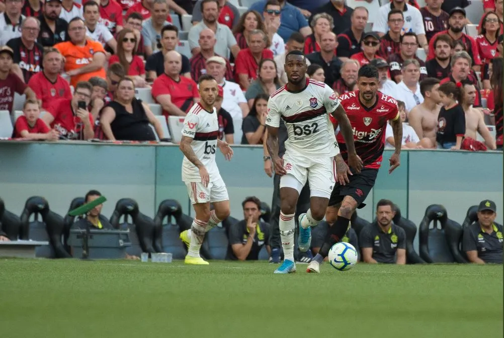 Acción del juego entre Flamengo y Paranaense