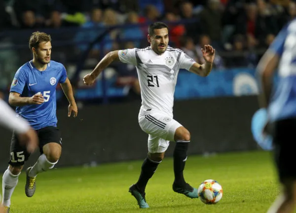 Gündogan en acción ante Estonia