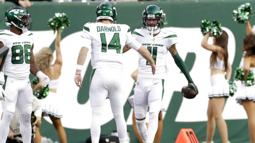 AP Darnold festeja una anotación de su compañero
