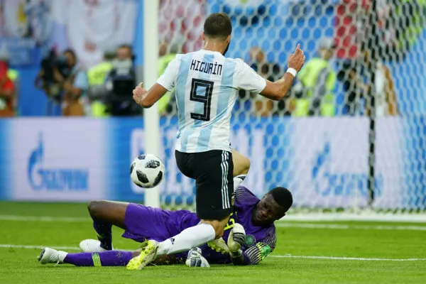 IMAGO7 Uzoho le gana un mano a mano a Higuaín en Rusia 2018