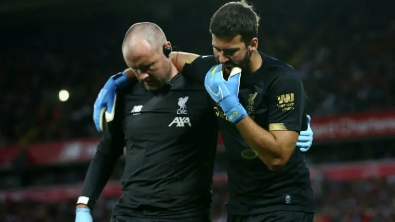 AP Allison sale del partido ante Norwich