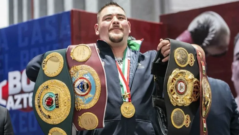 MEXSPORT Andy Ruiz presume sus cinturones de peso pesado
