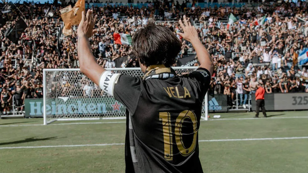 Carlos Vela celebra con su afición