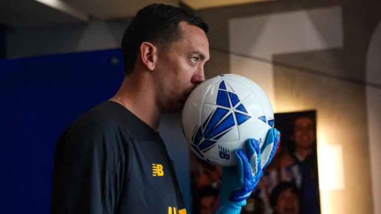 TWITTER @FCPORTO Agustín Marchesín, besa la redonda previo a un juego