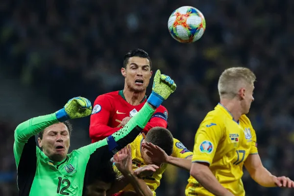 EFE Pyatov corta un centro durante el partido