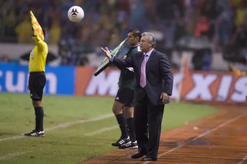 MEXSPORT Vucetich en el área técnica en el Costa Rica vs México del 2013