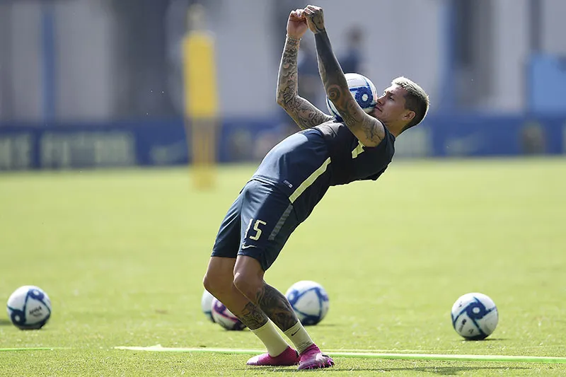 MEXSPORT Nico Castillo controla el balón con el pecho en la práctica del América