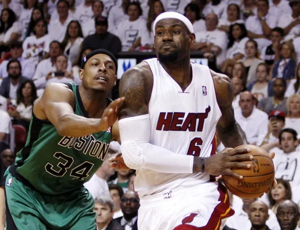 AP Paul Pierce y Lebron James durante un Celtics vs Heat