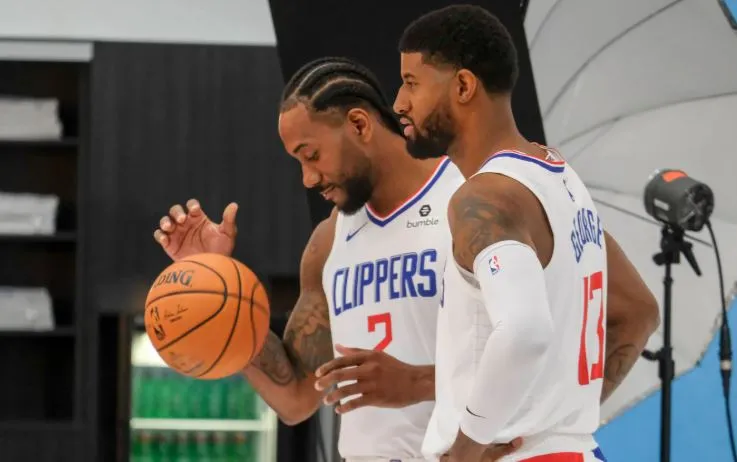 AP Kawhi Leonard y Paul George durante su presentación con los Clippers