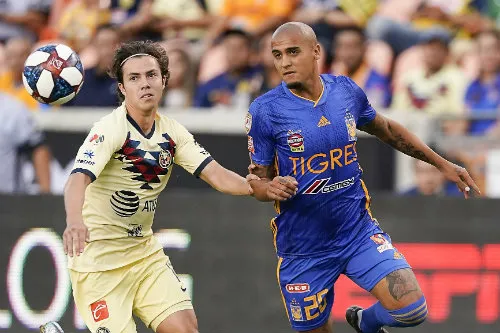 IMAGO7 Sebastián Córdova y Chaka Rodríguez disputan un balón