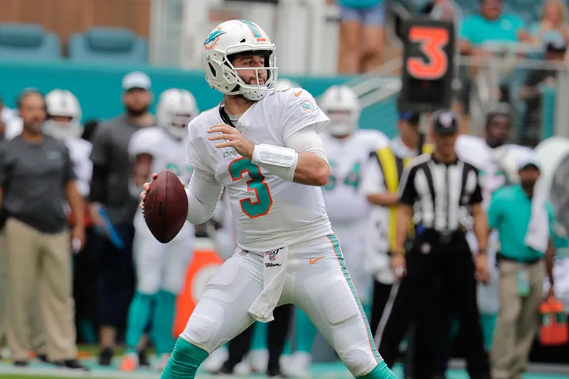 Josh Rosen, a punto de lanzar un pase con Dolphins