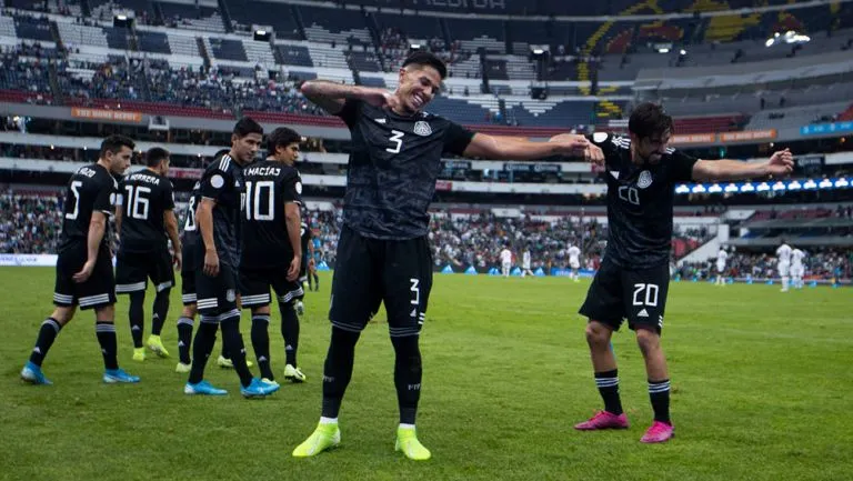 MIGUEL PONTÓN Jugadores del Tri festejan en el Estadio Azteca
