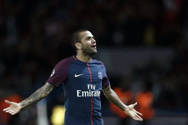 EFE El brasileño Dani Alves durante su paso por el PSG