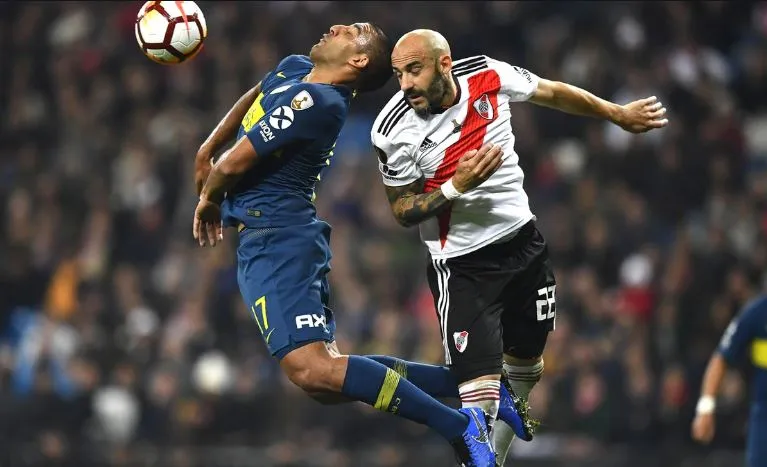 Jugadores de River y Boca disputan un balón en el Bernabéu