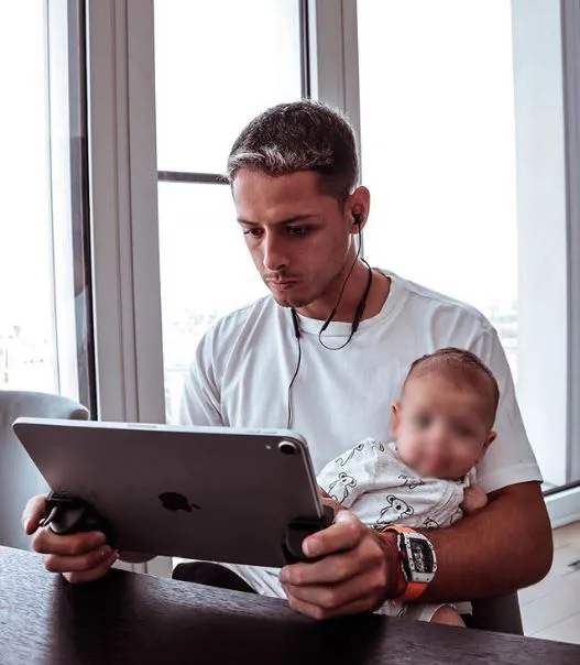 INSTAGRAM CH14_ Chicharito junto a su hijo Noah