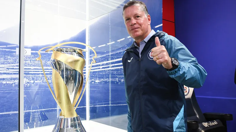 Peláez posa junto a un trofeo de Cruz Azul