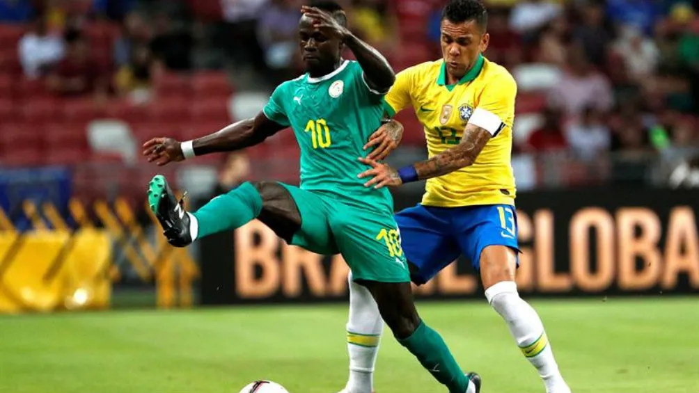 EFE Mané compitiendo por un balón ante Brasil