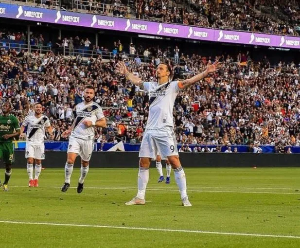 TWITTER @IBRA_OFFICIAL Ibra celebra una anotación con el Galaxy