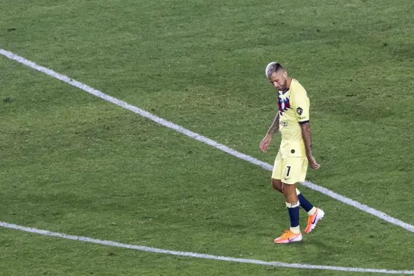 Jérémy Ménez lamentándose tras una falla con América