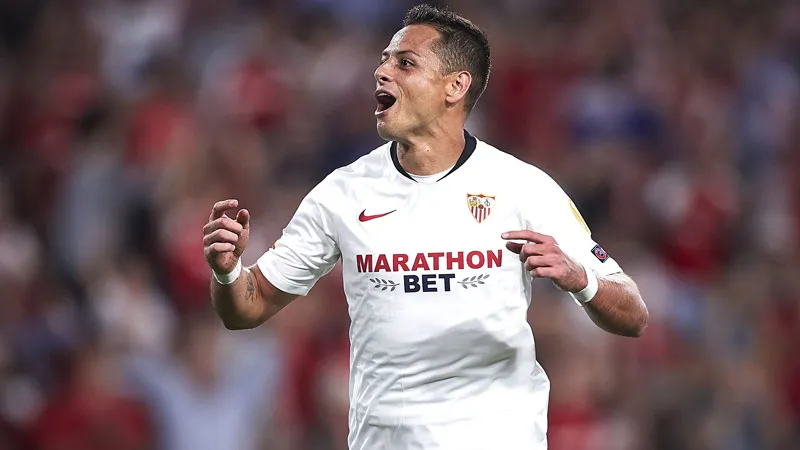 Javier Hernández, durante un festejo con Sevilla