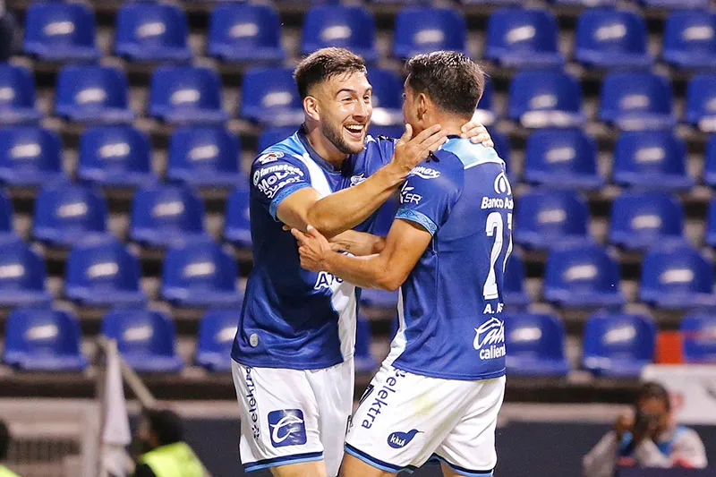 IMAGO7 Lucas Cavallini y Alan Acosta celebran gol de Puebla