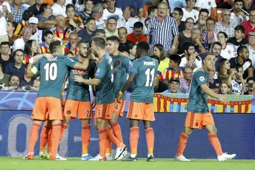 AP Jugadores del Ajax festejando una anotación en Mestalla