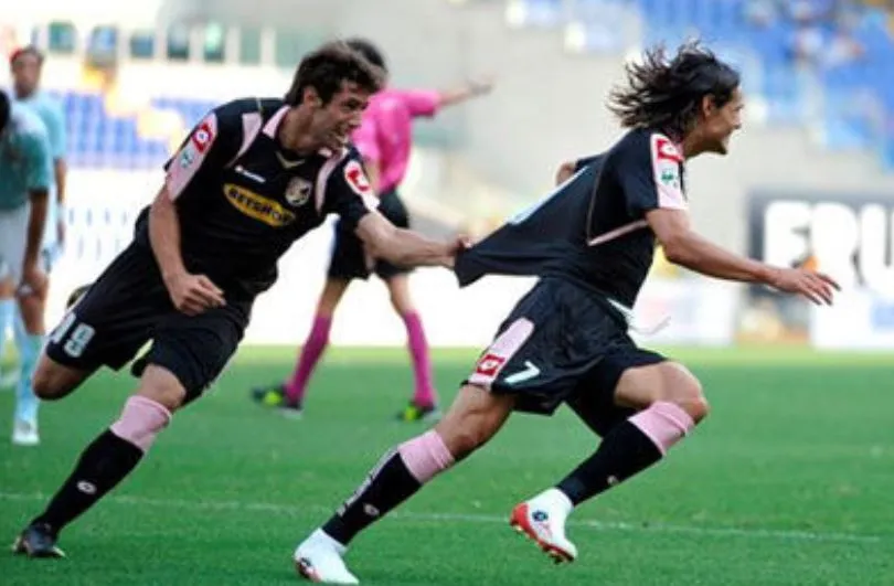 EFE Cavani festeja una anotación con Las Águilas