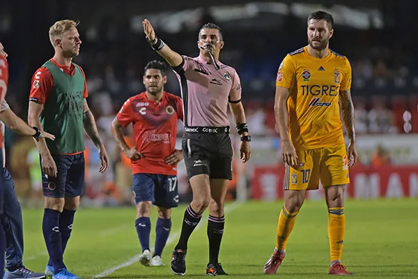 El diálogo entre los jugadores y el árbitro