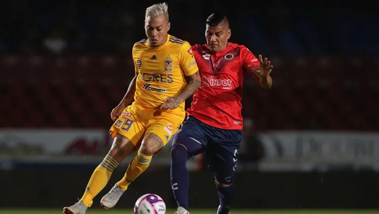 Carlos Salcido disputa el balón con Eduardo Vargas