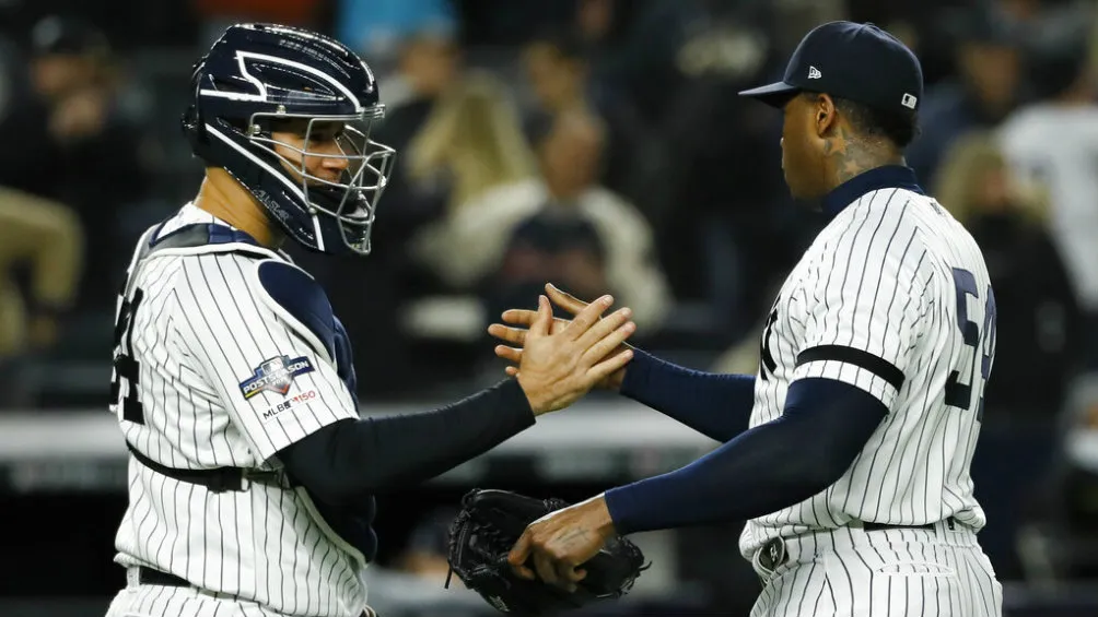 AP Aroldis Chapman celebra con Gary Sánchez