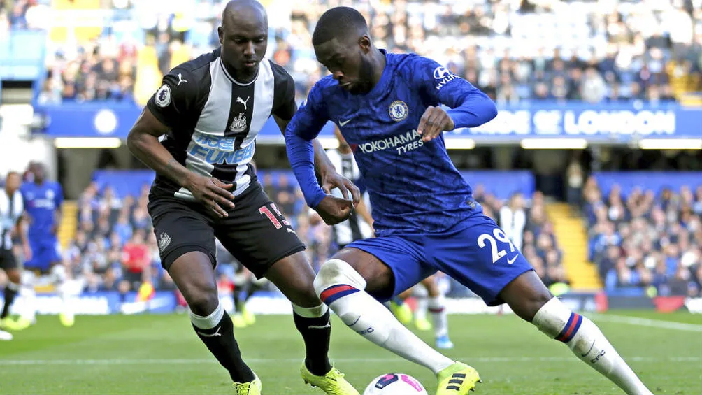 Jetro Williams compitiendo por un balón