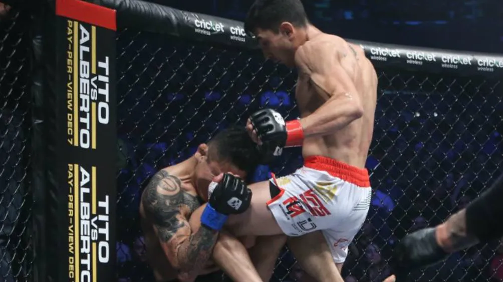 TWITTER@COMBATEAMERICAS Alejandro 'Gallito' Flores conectando un rodillazo en su rival