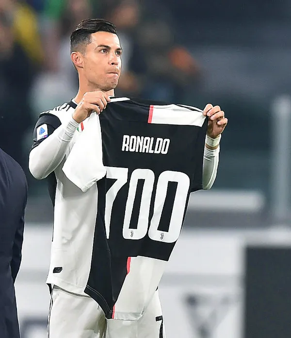 EFE Cristiano Ronaldo con la playera de sus 700 goles