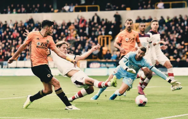 TWITTER @WOLVES Raúl Jiménez marcando su primer anotación que terminó siendo anulada