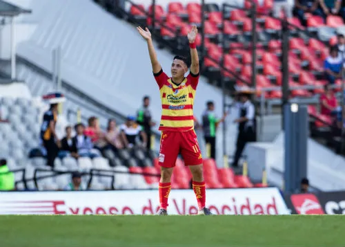 MIGUEL PONTÓN Carlos Sebastián Ferreira festeja un gol