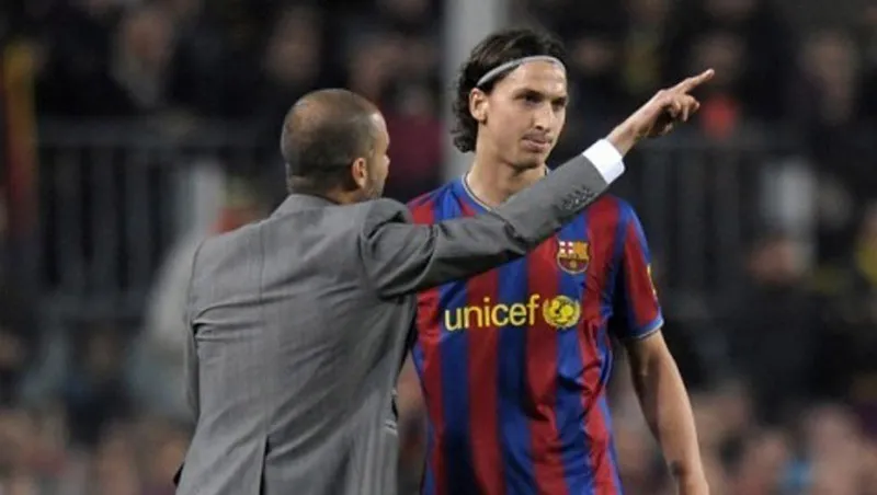 AP Pep Guardiola da indicaciones a Zlatan en el Barcelona