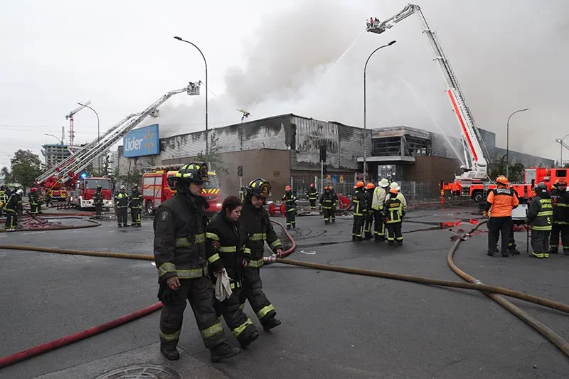 AP Incendio arrasó con supermercado