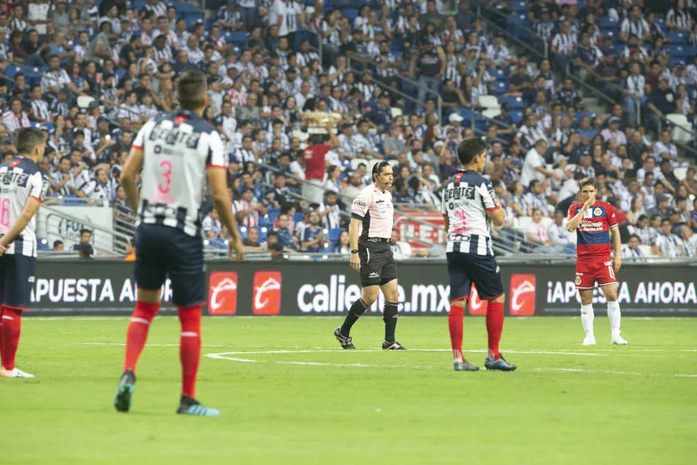 Jugadores permanecieron inmóviles durante un minuto